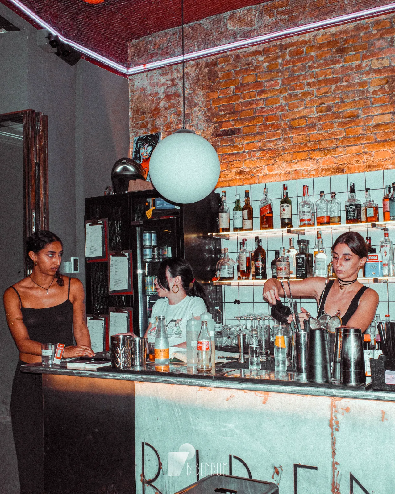 Bartender al lavoro al bancone di Bibendum