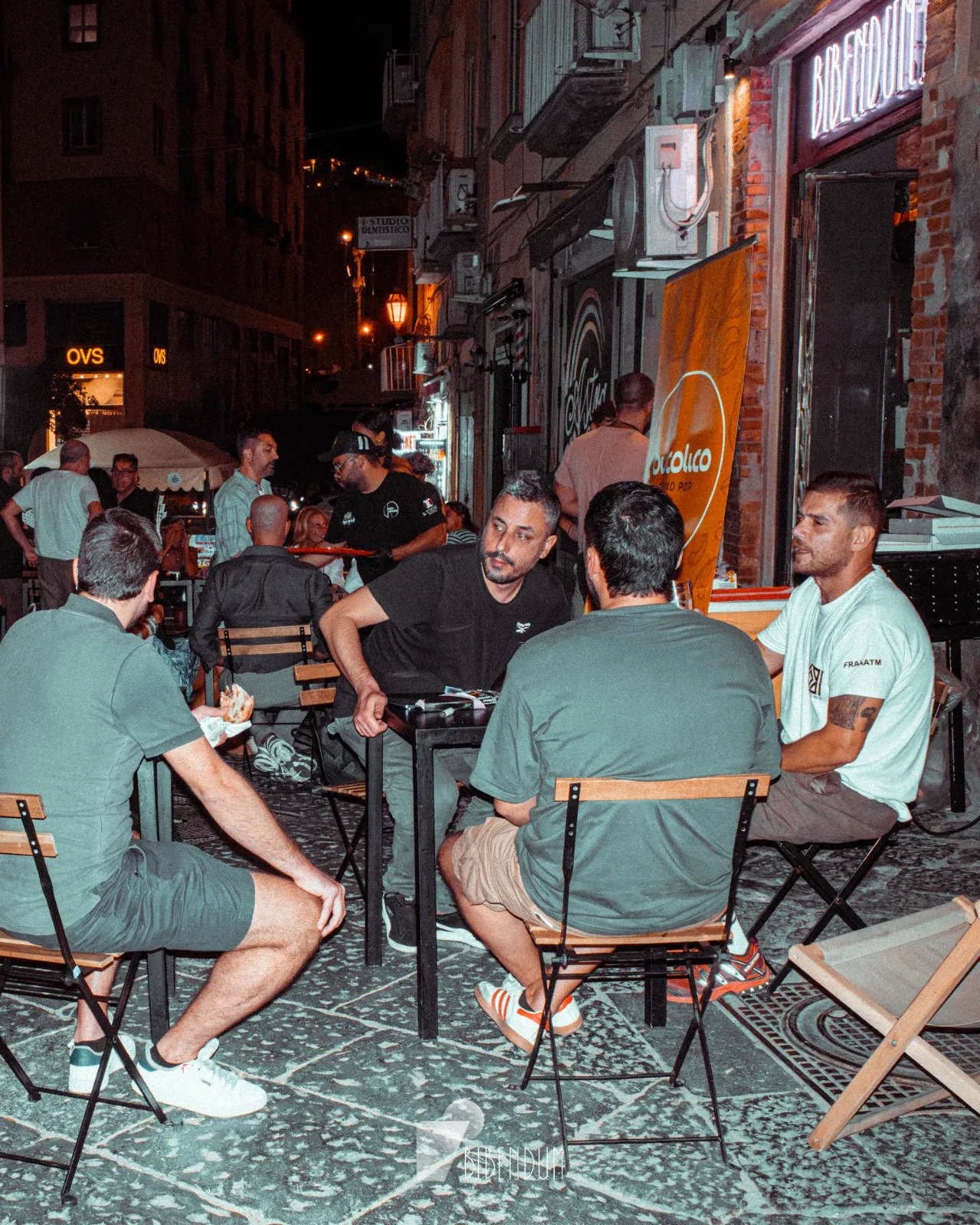 Tavolini all'aperto davanti a Bibendum
