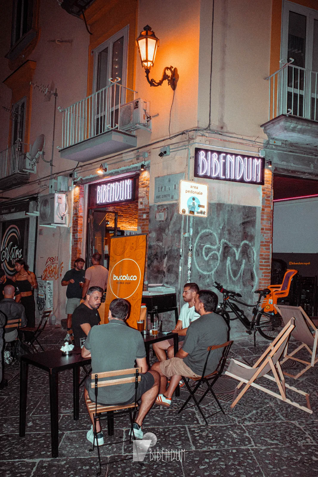 La facciata di Bibendum con le insegne al neon