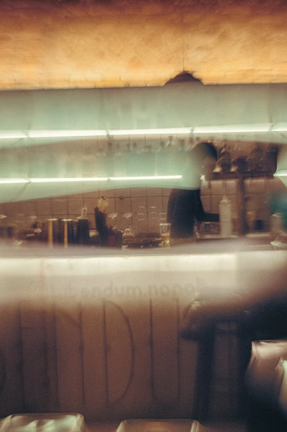 Il bartender al lavoro al bancone di Bibendum