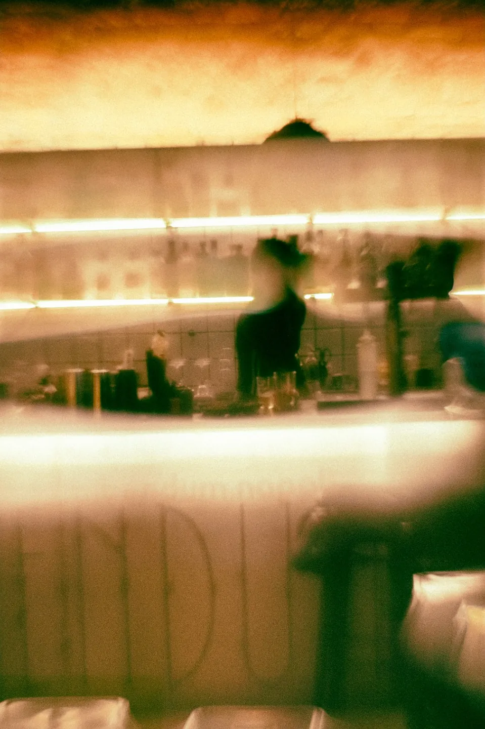 Il bartender prepara un drink al bancone di Bibendum