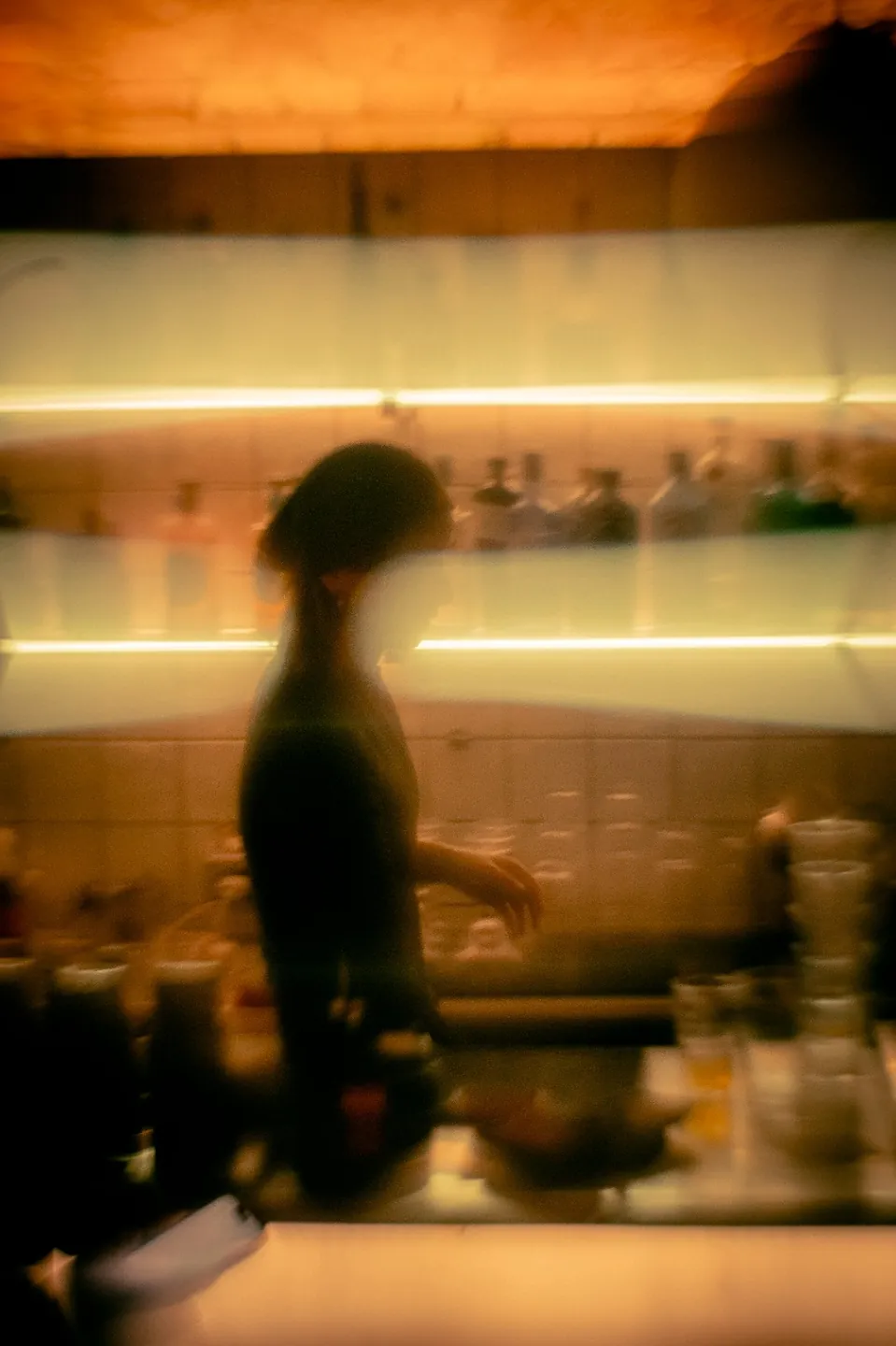 Una bartender al lavoro dietro il bancone di Bibendum