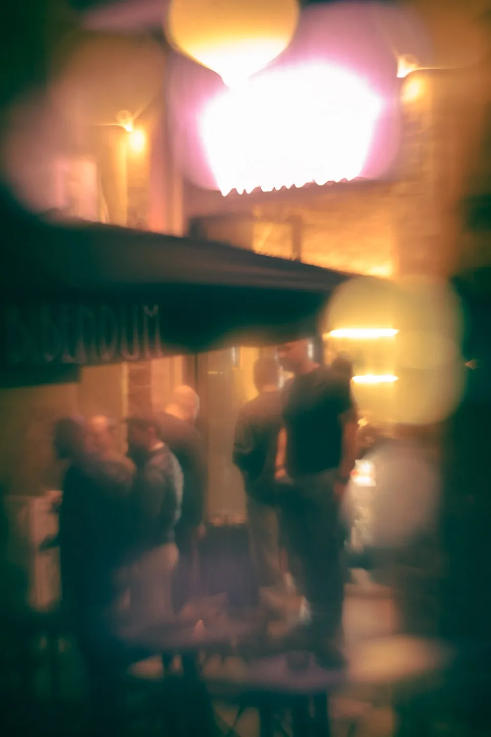 Gente fuori da Bibendum, sotto la tenda in piazza