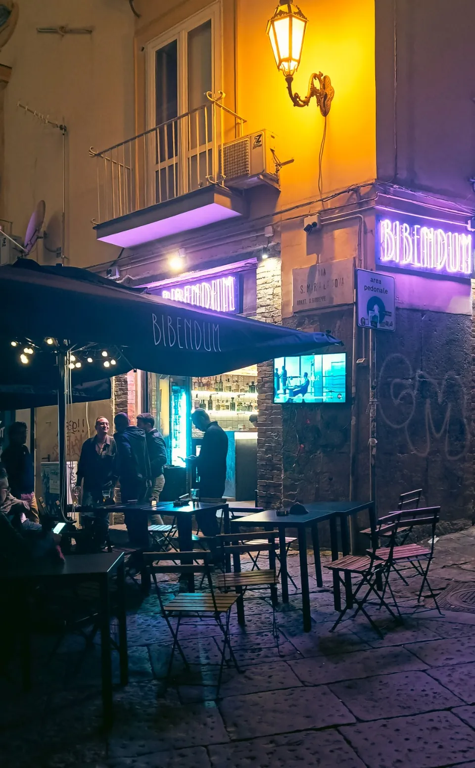 La facciata di Bibendum di notte, con le insegne al neon